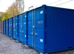 modré kontejnery uspořádané vedle sebe