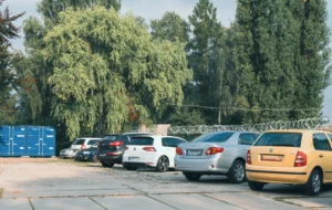 Auta parkující na soukromém parkovišti v Ostravě