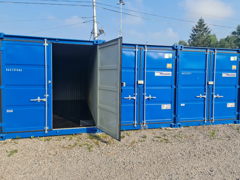 Skladový kontejner v modré barvě v prostorách firmy Můj prostor